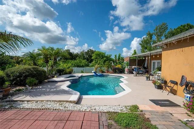 a view of a backyard