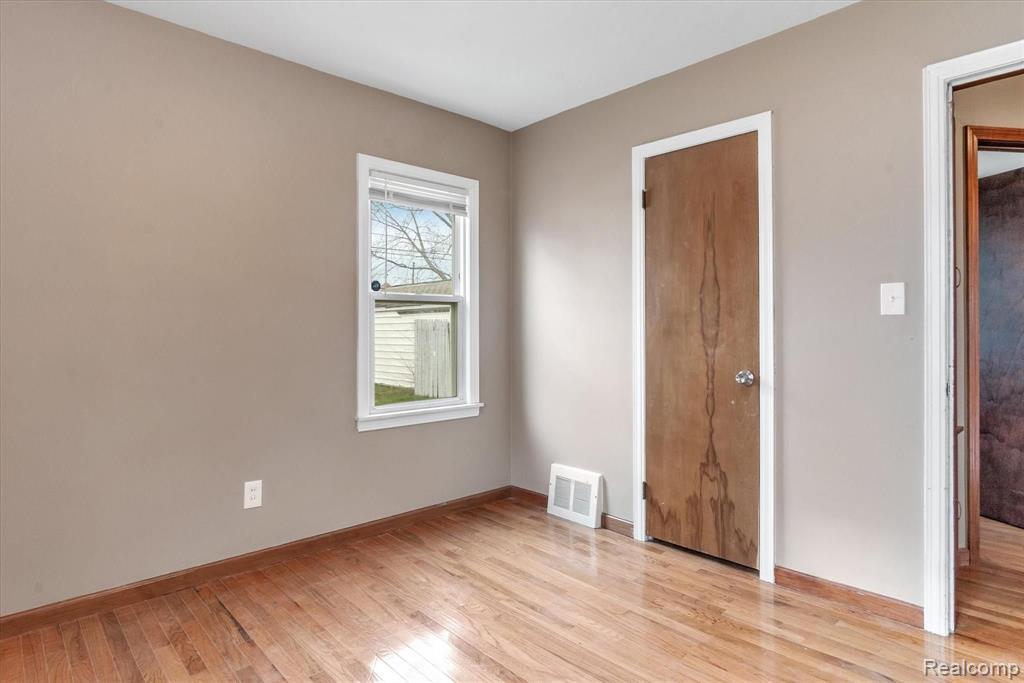 7535 Sterling Street Center Line, MI 48015 - Photo 20 of 48