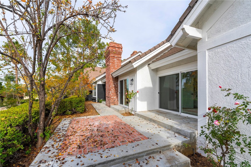 2225 Da Vinci Drive Riverside, CA 92506 - Photo 17 of 60 front view of a house with a yard