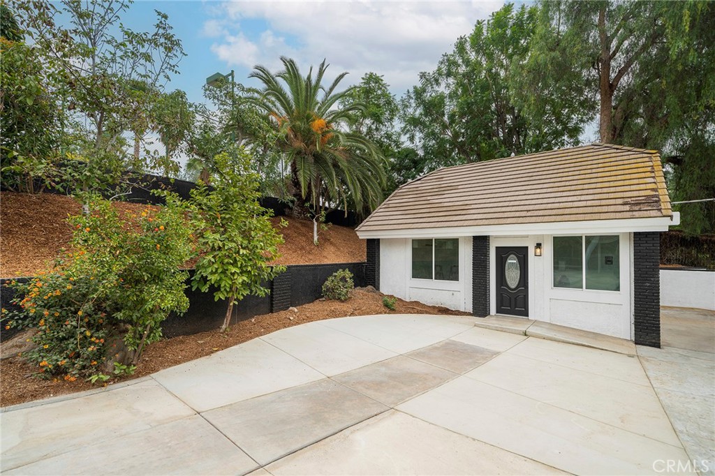2225 Da Vinci Drive Riverside, CA 92506 - Photo 18 of 60 a front view of a house with a garden