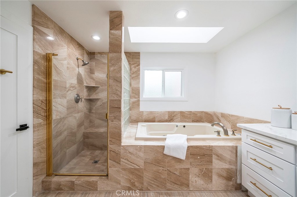 2225 Da Vinci Drive Riverside, CA 92506 - Photo 31 of 60 a bathroom with a bathtub shower sink and toilet