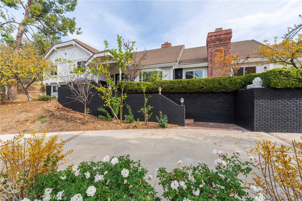2225 Da Vinci Drive Riverside, CA 92506 - Photo 56 of 60 a front view of a house with a yard and garage