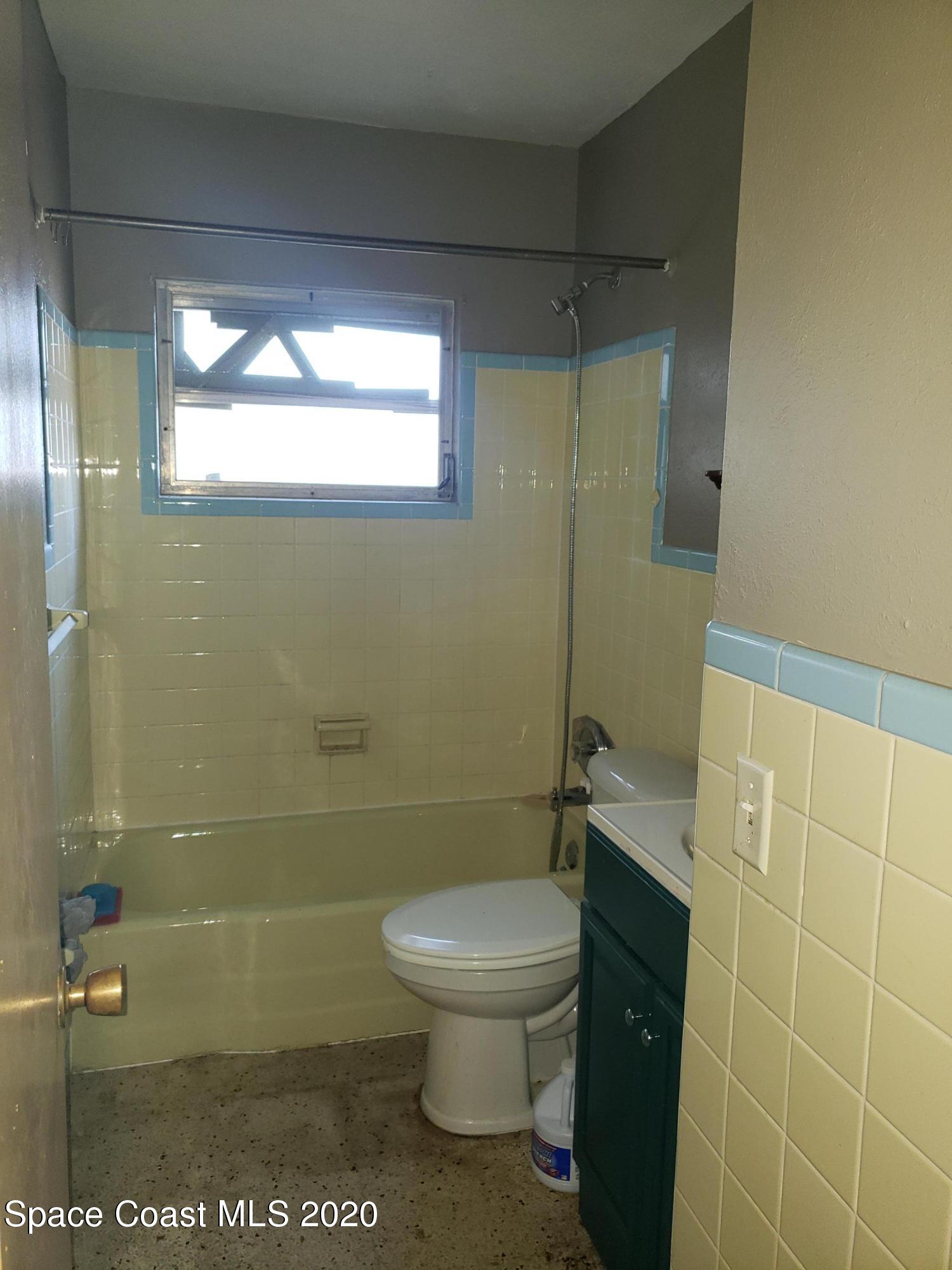 2136 Laden Road Melbourne, FL 32935 - Photo 10 of 14 Bathroom
