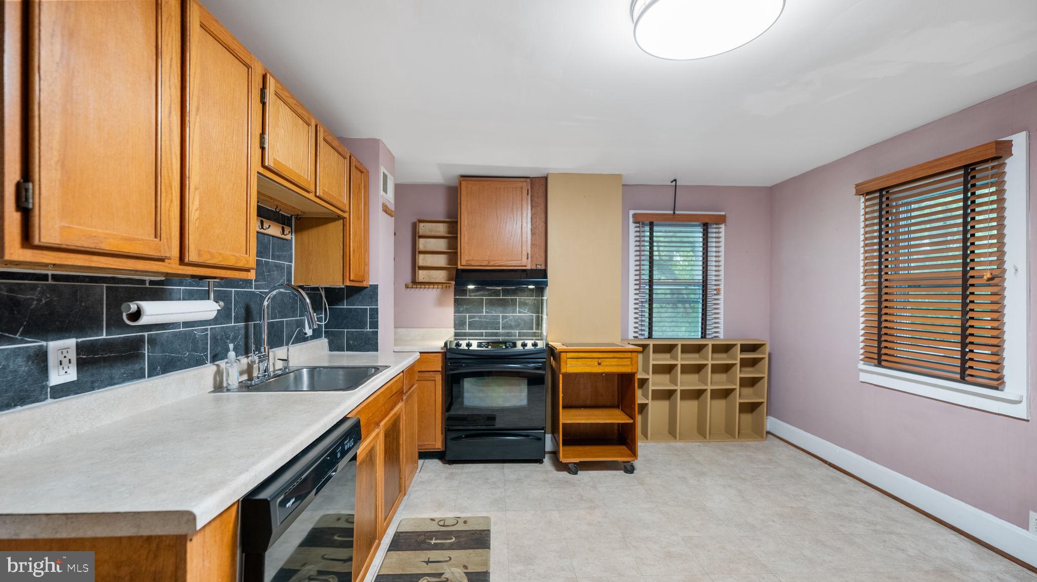28310 Kemptown Road Damascus, MD 20872 - Photo 7 of 33 Enjoy meal prep in the eat-in kitchen