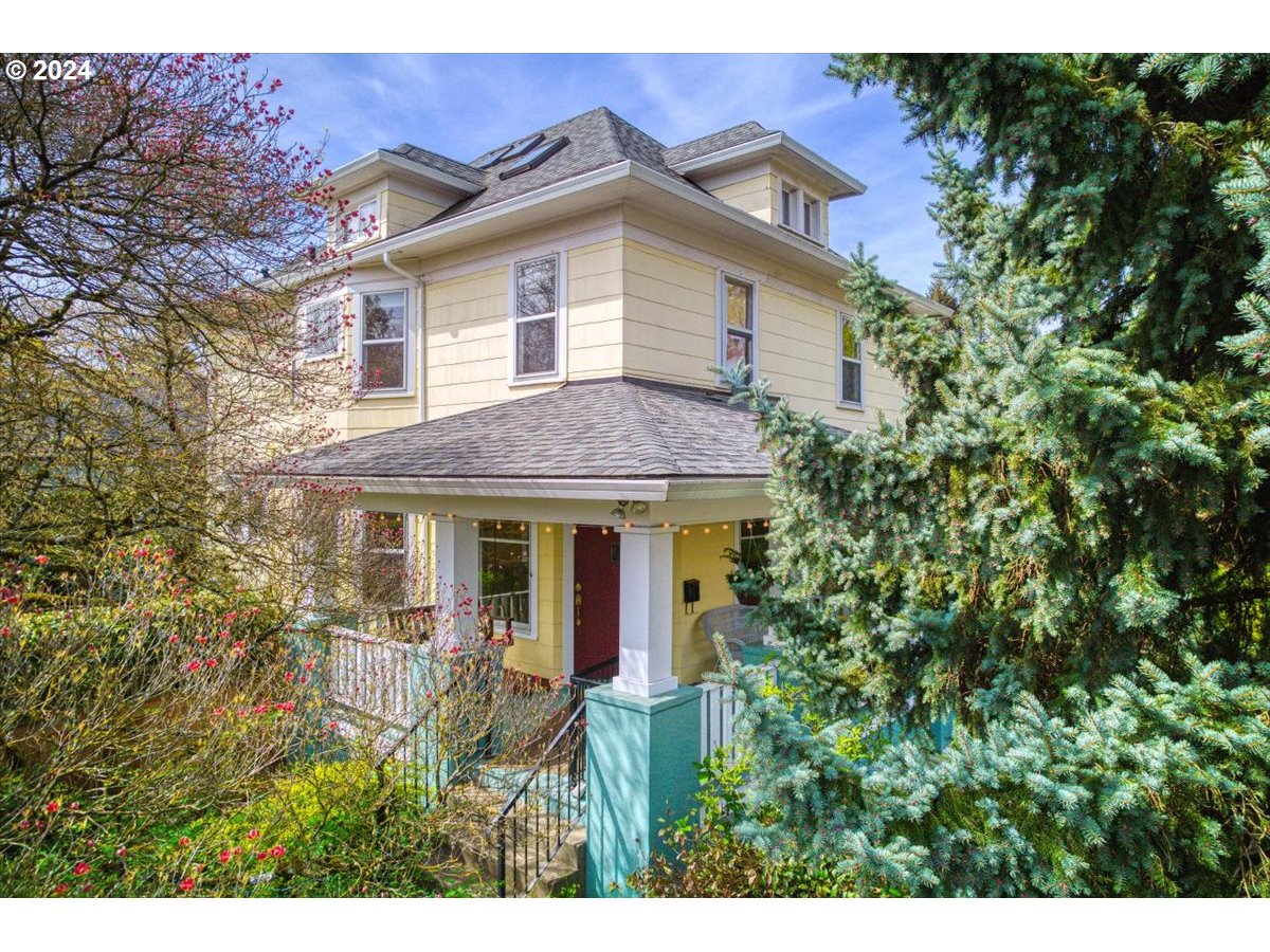 a view of a house with a yard and plants