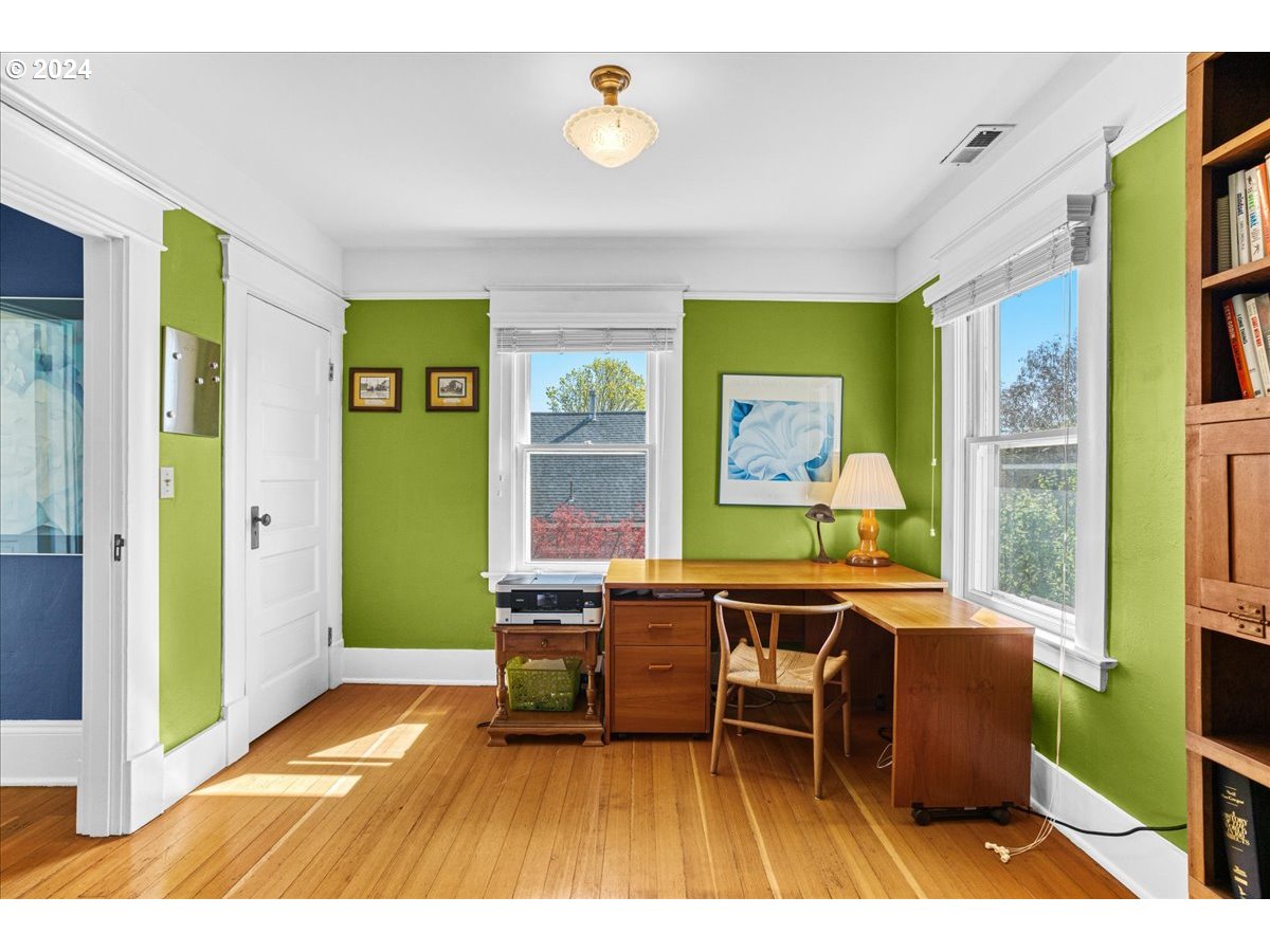 3752 Southeast Alder Street Portland, OR 97214 - Photo 23 of 44 a workspace with furniture and window