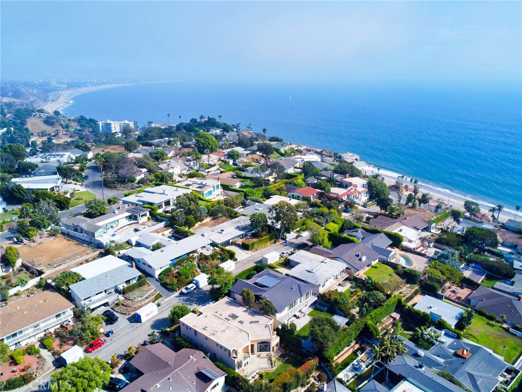 243 Notteargenta Road Pacific Palisades, CA 90272 - Photo 7 of 56