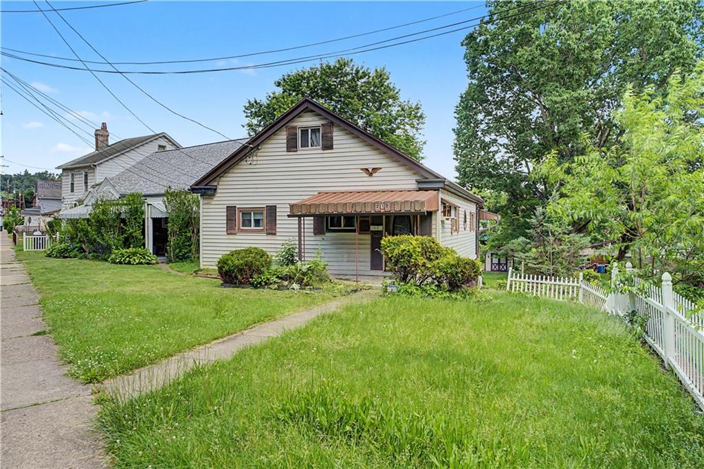 212 Singer Avenue McKees Rocks, PA 15136 - Photo 4 of 38