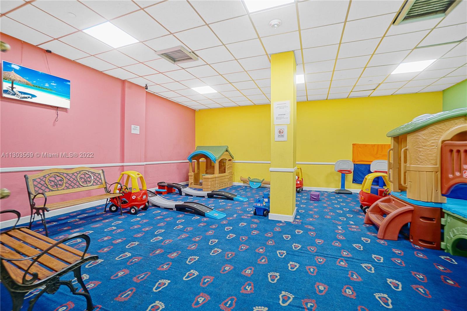 4101 Pine Tree Drive, Unit 908 Miami Beach, FL 33140 - Photo 33 of 41 a group of people sitting in a room