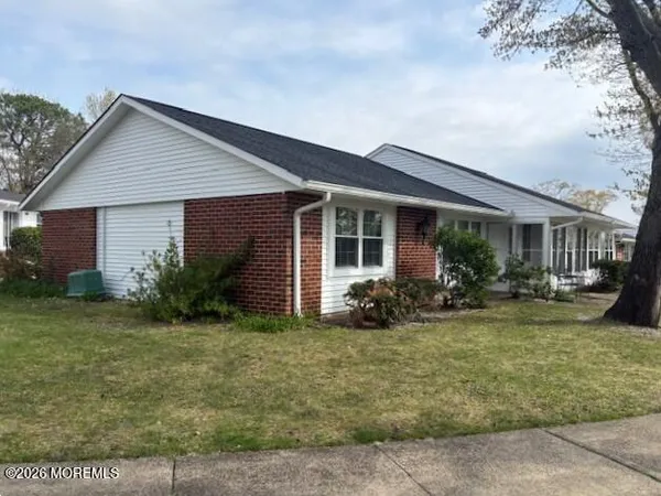 $2,350 | 824 A Balmoral Court, Unit A, Lakewood, NJ 08701