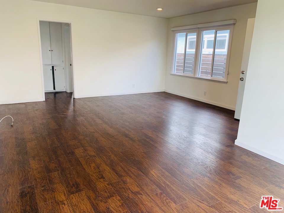 2555 Walnut Avenue Venice, CA 90291 - Photo 5 of 9 an empty room with wooden floor and windows