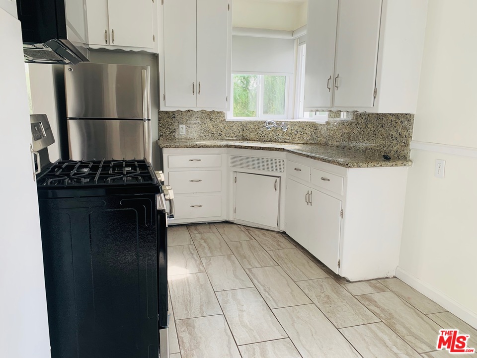 2555 Walnut Avenue Venice, CA 90291 - Photo 6 of 9 a kitchen with a refrigerator and a sink