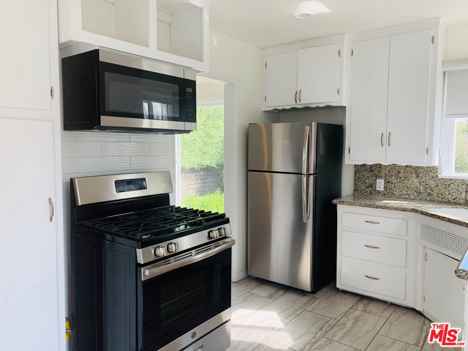 2555 Walnut Avenue Venice, CA 90291 - Photo 7 of 9 a kitchen with a refrigerator stove and microwave
