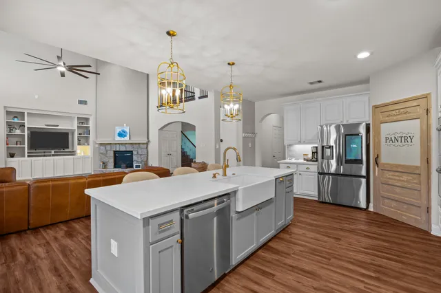 $1,299,000 | 2414 Lakeway Drive, Friendswood, TX 77546