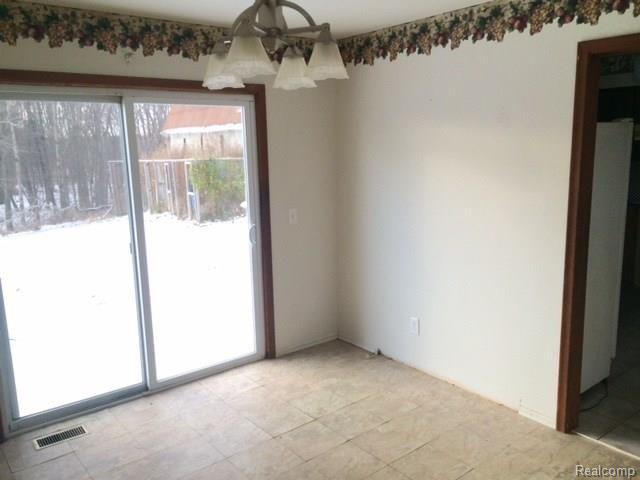 215 Gray Road Lapeer, MI 48446 - Photo 4 of 32 262-176357 dining 2.jpg
