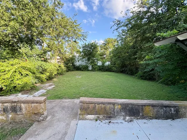 a view of a back yard