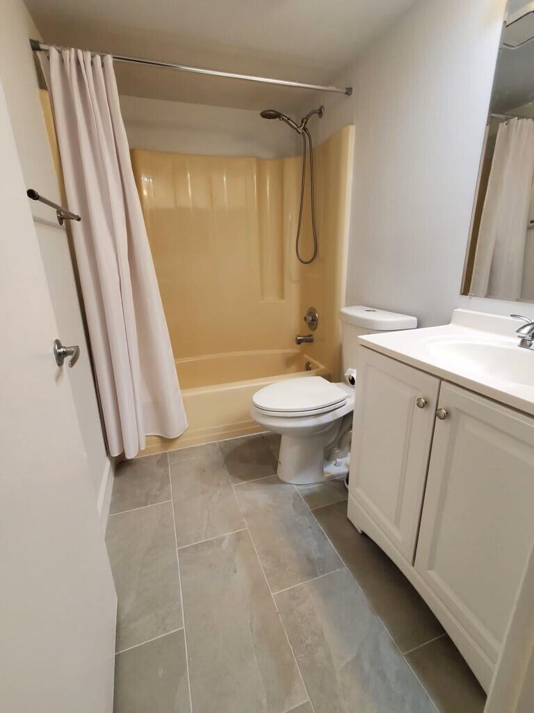5150 East Club Circle, Unit 103 Boca Raton, FL 33487 - Photo 5 of 9 bathroom1