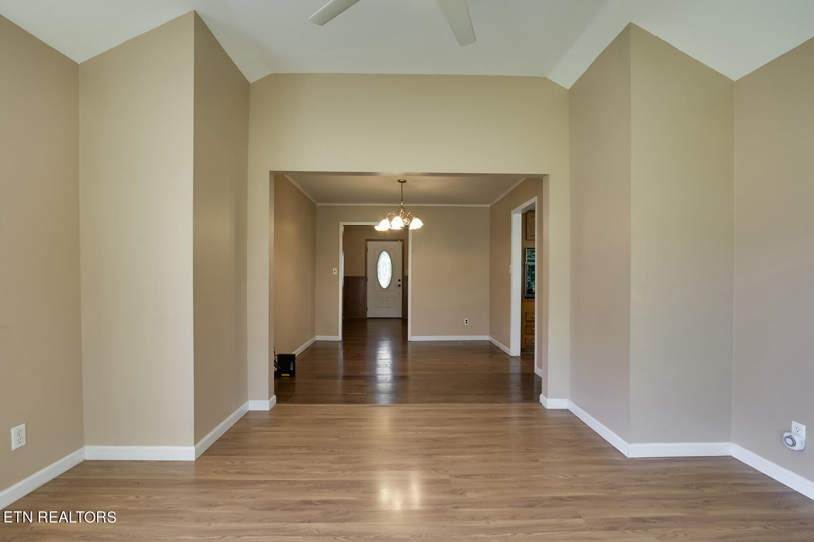 7022 East Emory Road Corryton, TN 37721 - Photo 13 of 60 13_EEmoryRoad_7022_SunRoom02