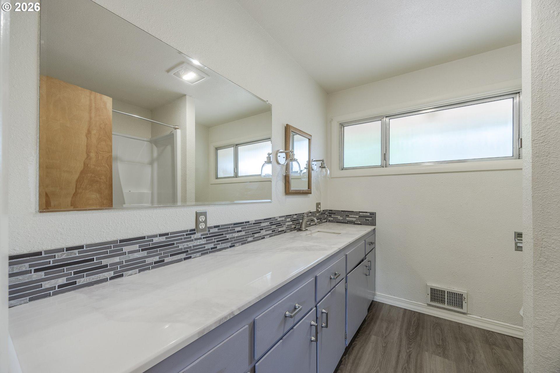 75 Hayden Bridge Way Springfield, OR 97477 - Photo 27 of 36 Bathroom