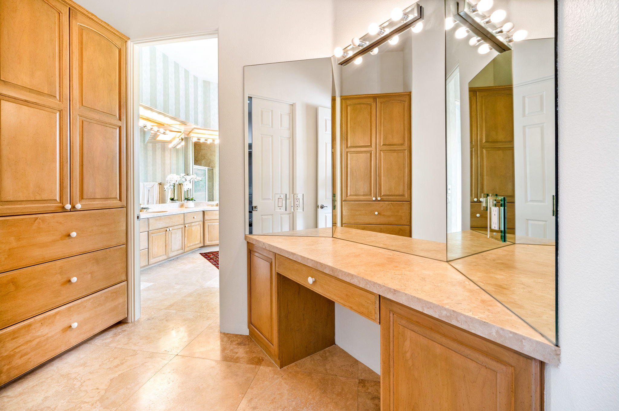 70615 Sunny Lane Rancho Mirage, CA 92270 - Photo 26 of 41 a bathroom with a tub a sink and a large mirror