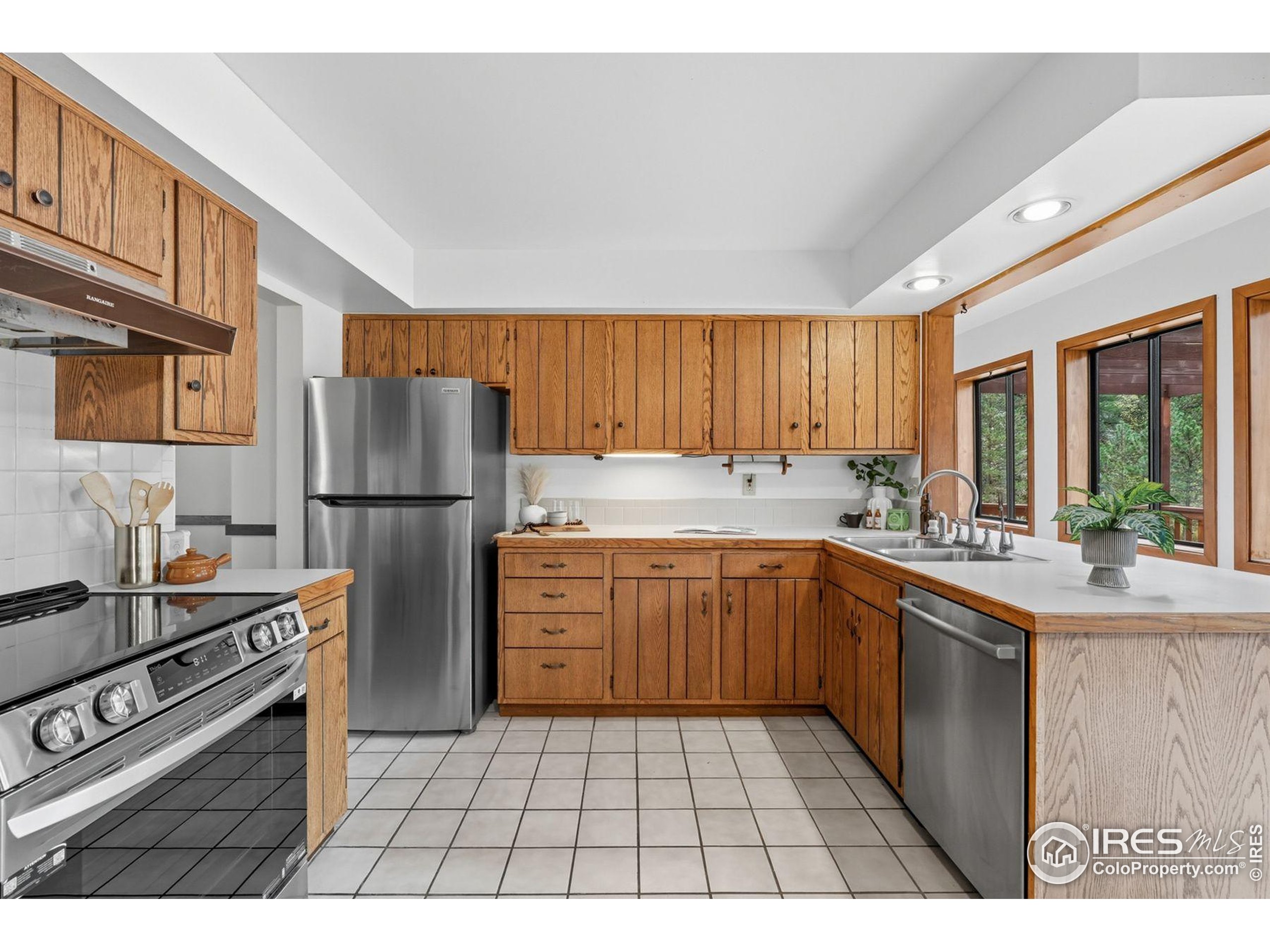 1037 Wagonwheel Gap Road Boulder, CO 80304 - Photo 23 of 43 a kitchen with a stove a refrigerator and a sink