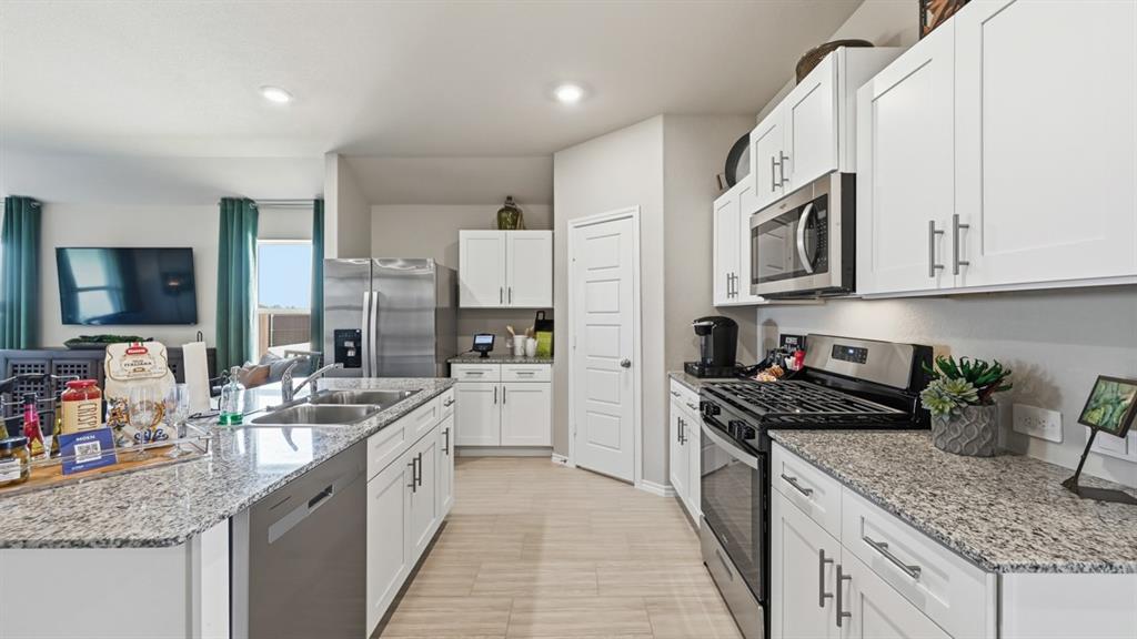 16424 Hudson Pr Way Justin, TX 76247 - Photo 2 of 31