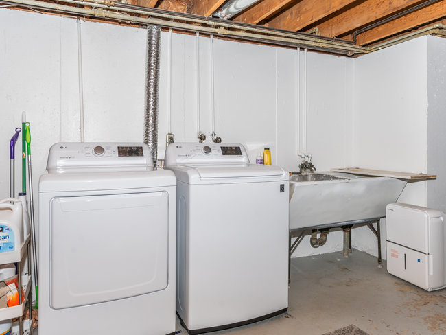 1506 Meadows Road Geneva, IL 60134 - Photo 27 of 33 a utility room with dryer and washer
