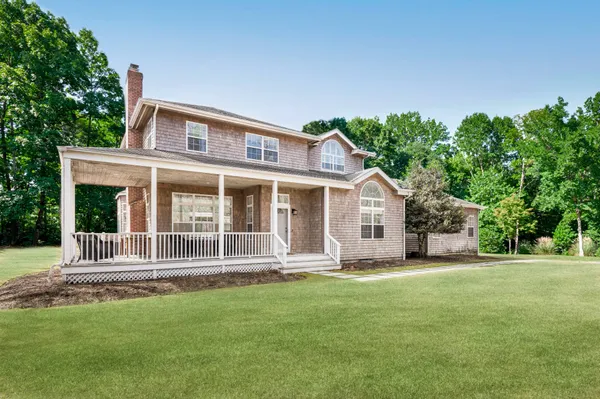 $2,495,000 | 120 Talmage Farm Lane, East Hampton, NY 11937