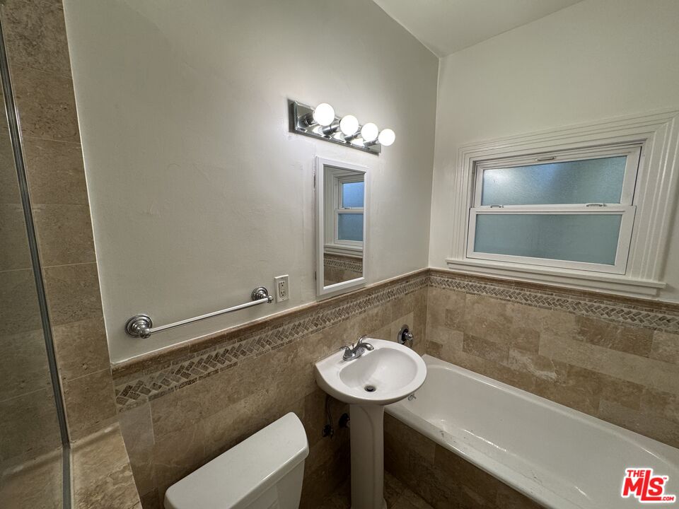 264 South Reeves Drive, Unit 101 Beverly Hills, CA 90212 - Photo 17 of 22