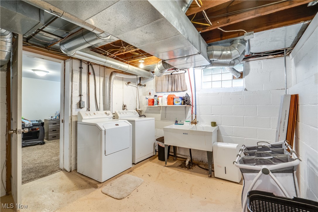 1375 Gordon Road Lyndhurst, OH 44124 - Photo 26 of 34 Washroom featuring independent washer and dryer