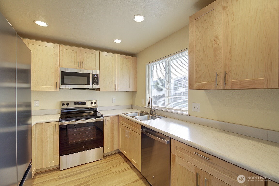 3614 Shelby Road, Unit A Lynnwood, WA 98087 - Photo 6 of 32