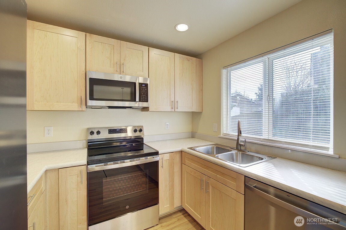 3614 Shelby Road, Unit A Lynnwood, WA 98087 - Photo 7 of 32