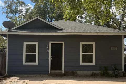 a view of a backyard with pathway