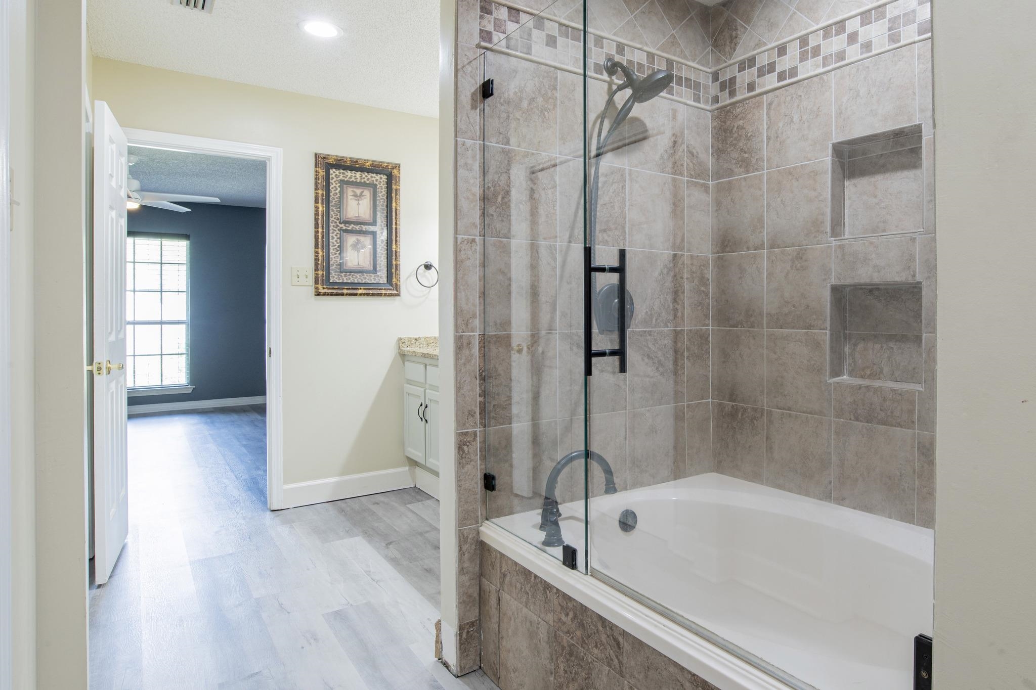 129 Lakeview Loop Daphne, AL 36526 - Photo 21 of 28 Master Bath