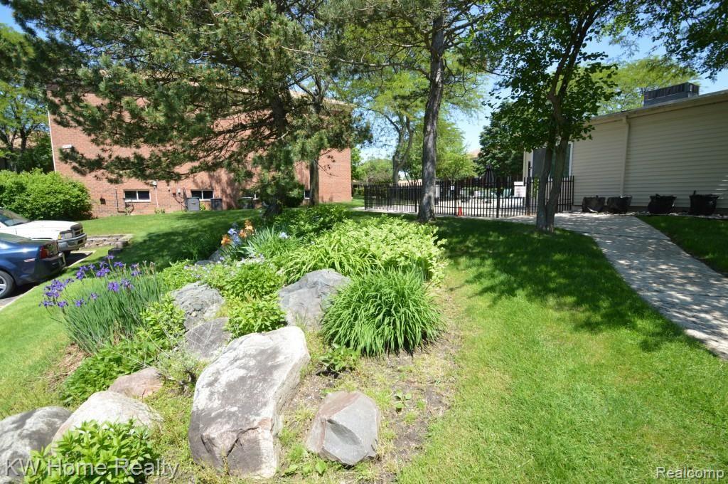 29656 Middlebelt Road, Unit 2402 Farmington Hills, MI 48334 - Photo 31 of 36