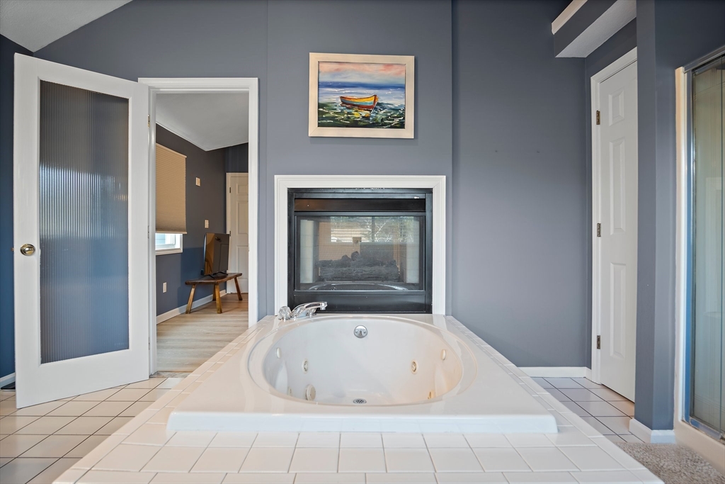 3 Mariners Way, Unit 3 Salem, MA 01970 - Photo 21 of 37 a spacious bathroom with a tub and shower