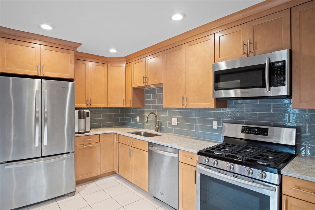 3 Mariners Way, Unit 3 Salem, MA 01970 - Photo 5 of 37 a kitchen with a sink stove and refrigerator