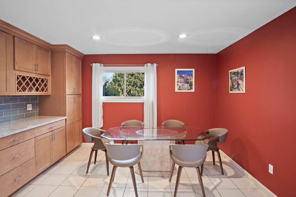 3 Mariners Way, Unit 3 Salem, MA 01970 - Photo 8 of 37 a dining room with furniture and window