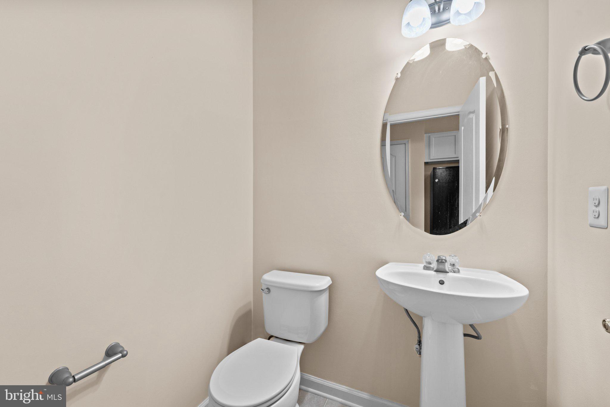 4820 Dane Ridge Circle Woodbridge, VA 22193 - Photo 14 of 32 Main level powder room