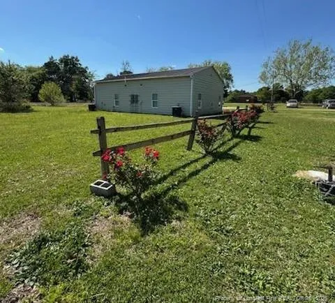 a view of big yard with a house