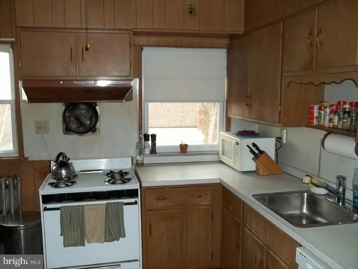 225 Copley Road Upper Darby, PA 19082 - Photo 8 of 16 Kitchen