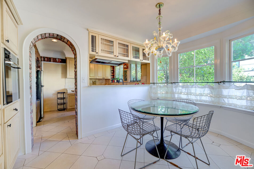 455 South Hamel Road Los Angeles, CA 90048 - Photo 13 of 31 a dining room with furniture a chandelier and a rug