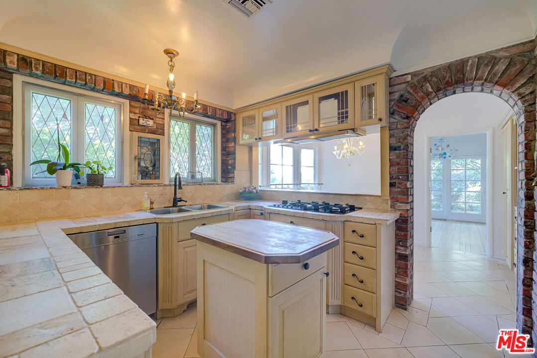 455 South Hamel Road Los Angeles, CA 90048 - Photo 15 of 31 a kitchen with a sink stove and cabinets