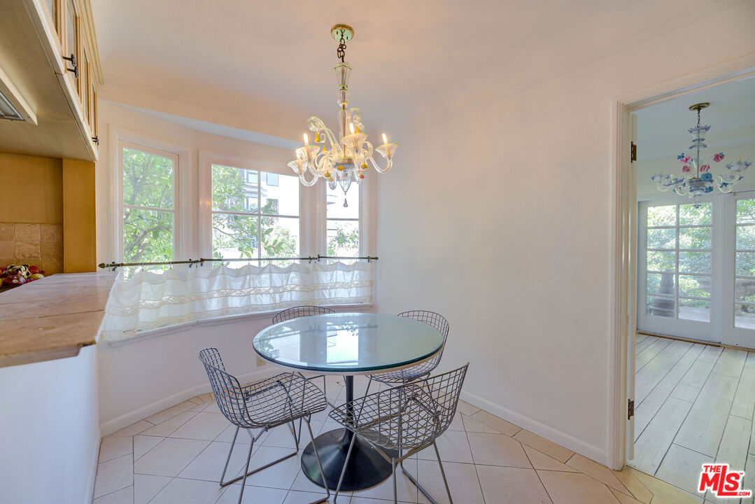 455 South Hamel Road Los Angeles, CA 90048 - Photo 16 of 31 a dining room with furniture and window