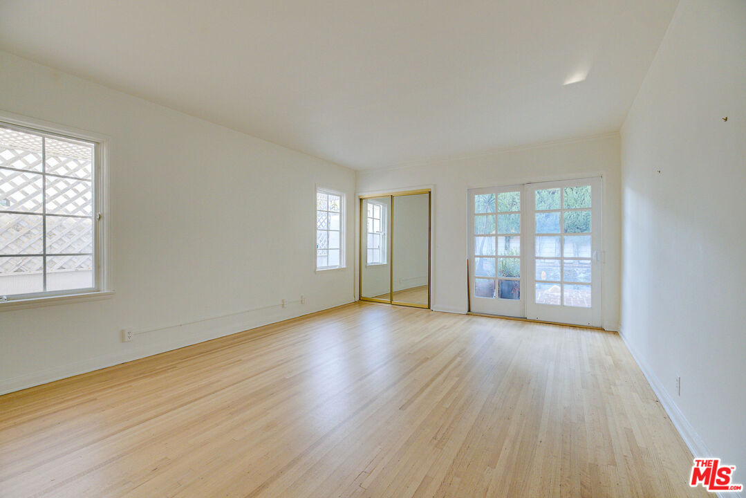 455 South Hamel Road Los Angeles, CA 90048 - Photo 21 of 31 an empty room with wooden floor and windows