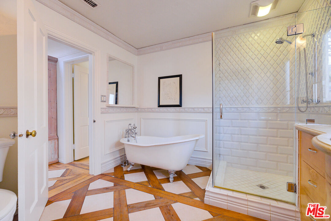 455 South Hamel Road Los Angeles, CA 90048 - Photo 24 of 31 a bathroom with a sink and a mirror