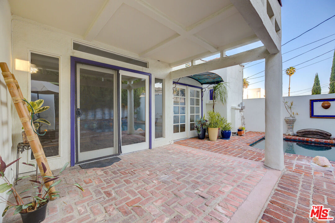 455 South Hamel Road Los Angeles, CA 90048 - Photo 25 of 31 a very nice looking room with a large window