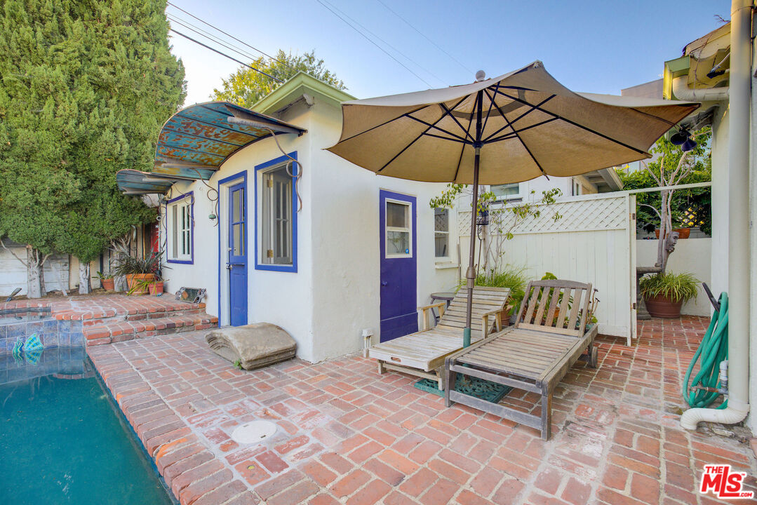 455 South Hamel Road Los Angeles, CA 90048 - Photo 27 of 31 a outdoor space with a patio