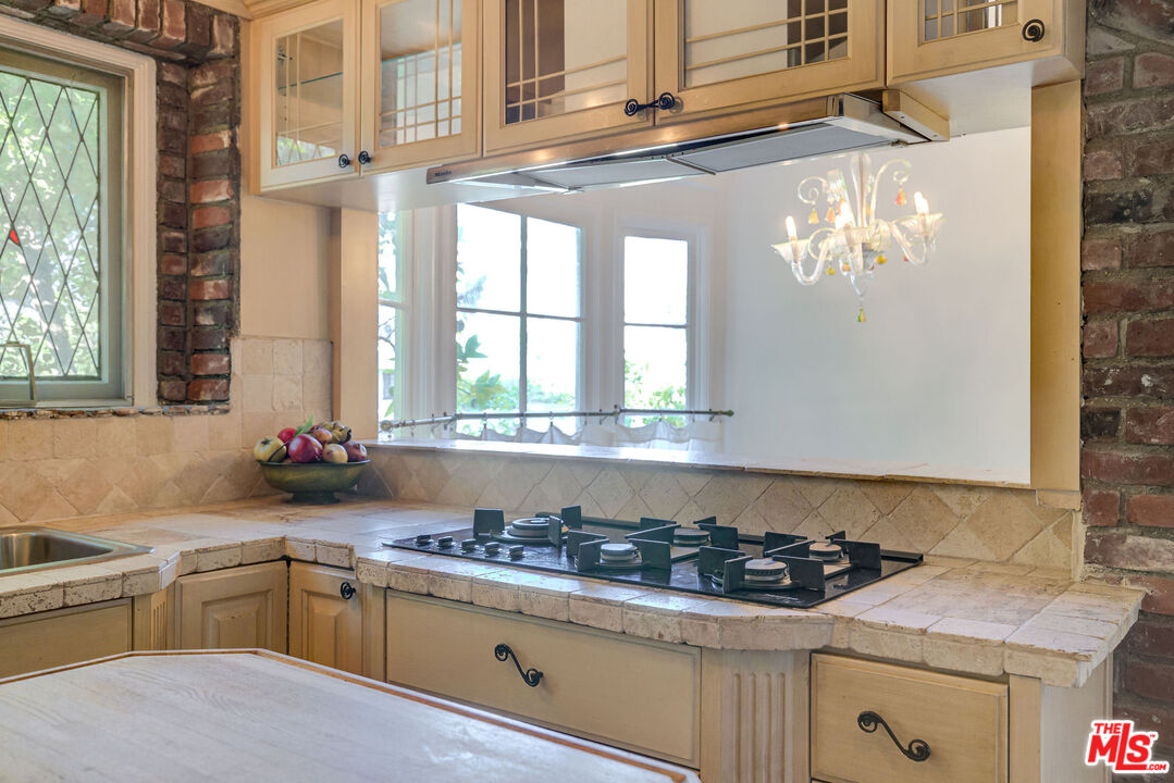 455 South Hamel Road Los Angeles, CA 90048 - Photo 4 of 31 a kitchen with a stove a sink and a window