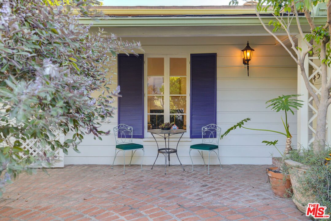 455 South Hamel Road Los Angeles, CA 90048 - Photo 5 of 31 a front view of a house with a yard